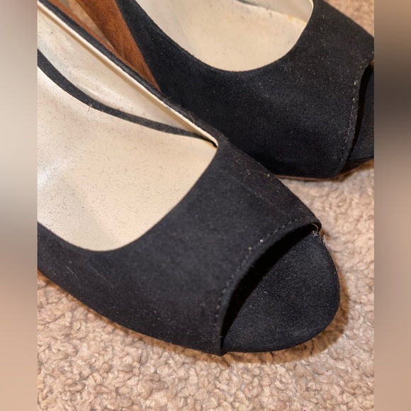 Black and brown opened toe suede heel. - Picture 7 of 7